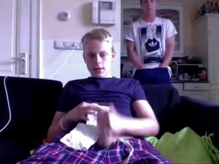 3 heterofil venner runking av sammen