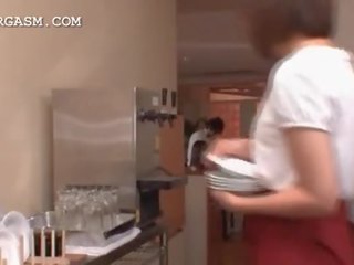 Asyano serbidora makakakuha ng suso grabbed sa pamamagitan ng kanya amo sa trabaho