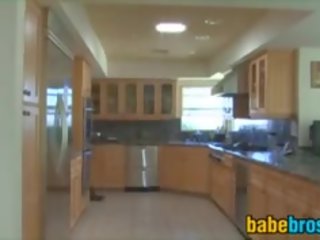 E pisët bjonde stunner dëshiron një i madh adolescents kar