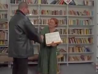 Товста рудоволоса головний