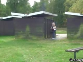 Він slams 70 років старий бабуся в в changing кімната