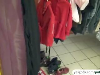 可愛 業餘 打擊 一 軸 和 得到 性交 在 該 服裝 商店