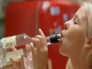 Insano data com a si mesma e vinho