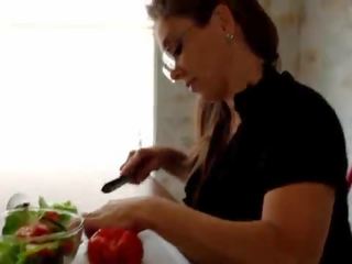 Üleannetu auntie cooks a creampie jaoks nephew