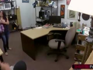 Groovy 古巴 年轻 宠儿 enters 该 错 pawnshop