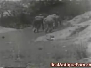 Antik di luar pintu porno dari 1915!