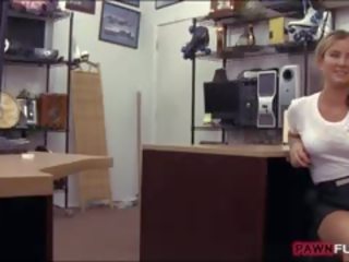 Amatir waitress gets her burungpun pounded by pawnkeeper